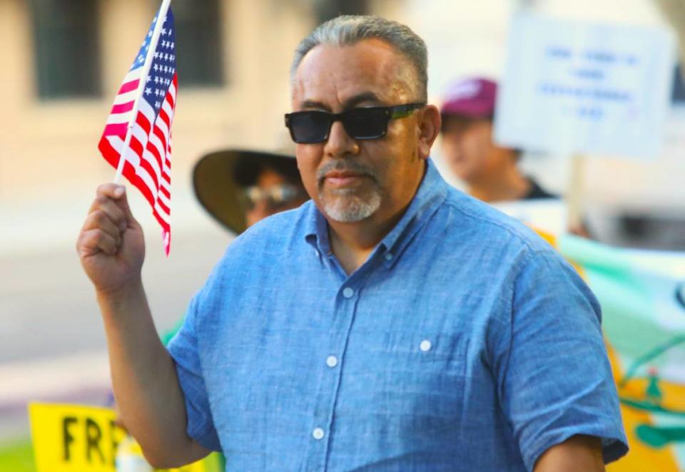 José Martínez Saldaña, el nuevo codirector de Radio Bilingüe, participó en la manifestación y marcha del 1 de mayo en el centro de Fresno el 1 de mayo de 2024. Compartirá funciones con el fundador Hugo Morales./ José Martínez Saldaña, the new co-director of Radio Bilingüe, took part in the May 1 rally and march in downtown Fresno on May 1, 2024. He will share duties with founder Hugo Morales.