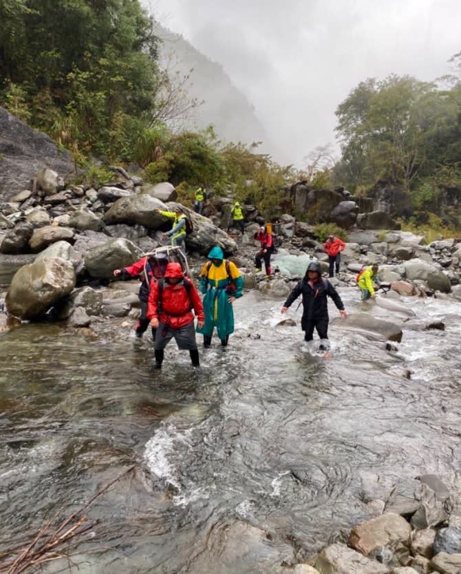 林姓女子獨自攀登南投縣信義鄉玉山北北峰、對關山，警消22日下午在溪谷發現林女背包，懷疑墜谷，23日搜索發現林女遺體。圖為搜救現場。（南投縣消防局提供）