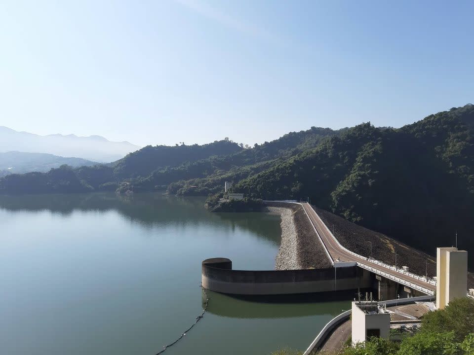 由於梅雨鋒面降雨挹注，台南3大水庫蓄水量總計增加逾2000萬噸（曾文水庫資料照）。   圖：擷取自南水局臉書「粼波南水」