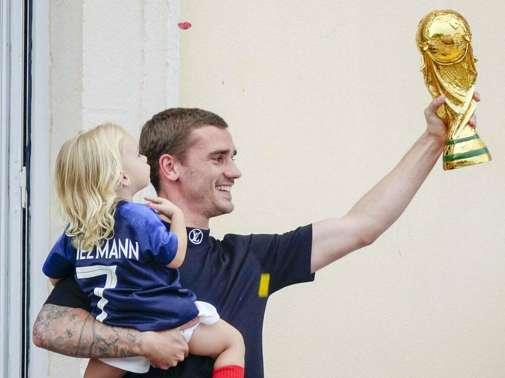 Antoine Griezmann mit seiner Tochter Mia im Jahr 2018. (Bild: imago images/PanoramiC)