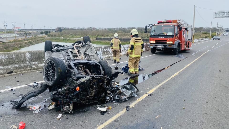 車輛已經被撞到看不出原型。（圖／東森新聞）