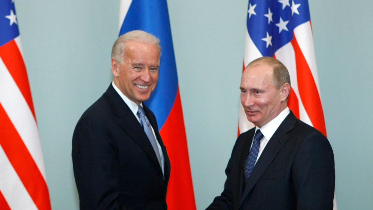 Joe Biden (l), damaliger Vizepräsident der USA, trifft sich 2011 mit Wladimir Putin in Moskau.