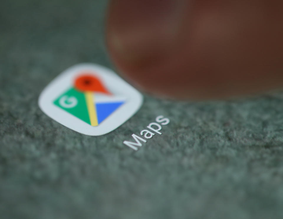 La palicación de Google Maps en un celular. Foto: REUTERS/Dado Ruvic/Illustration