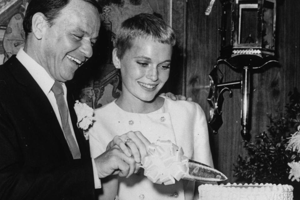 <p>Der Altersunterschied zwischen ihnen betrug 30 Jahre: Frank Sinatra unterhält sich 1967 während einer Drehpause mit seiner jungen Ehefrau, der Schauspielerin Mia Farrow. Ihre Ehe hielt von 1966 bis 1968 und blieb kinderlos. Franks Tochter Nancy kannte Mia Farrow von der Schule. Später ging die Schauspielerin eine lange währende Beziehung und künstlerische Partnerschaft mit Woody Allen ein. (Bild: Keystone Features/Getty Images)</p> 