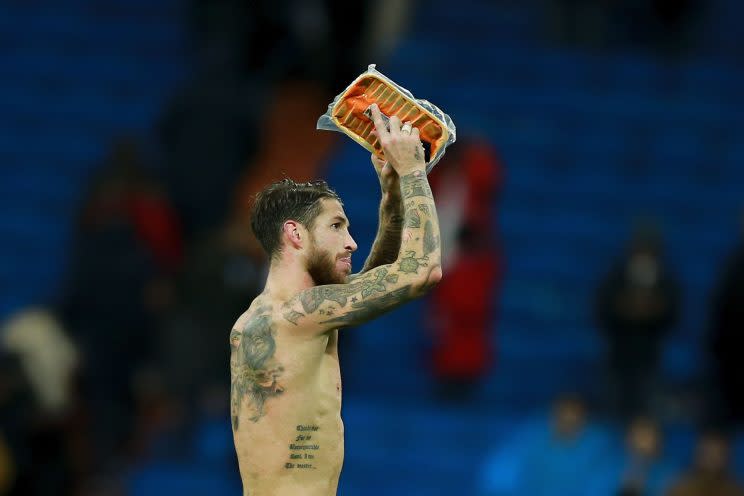 Mit einem verpackten Schweinerücken lief Sergio Ramos über den Platz (Bild: Getty Images)