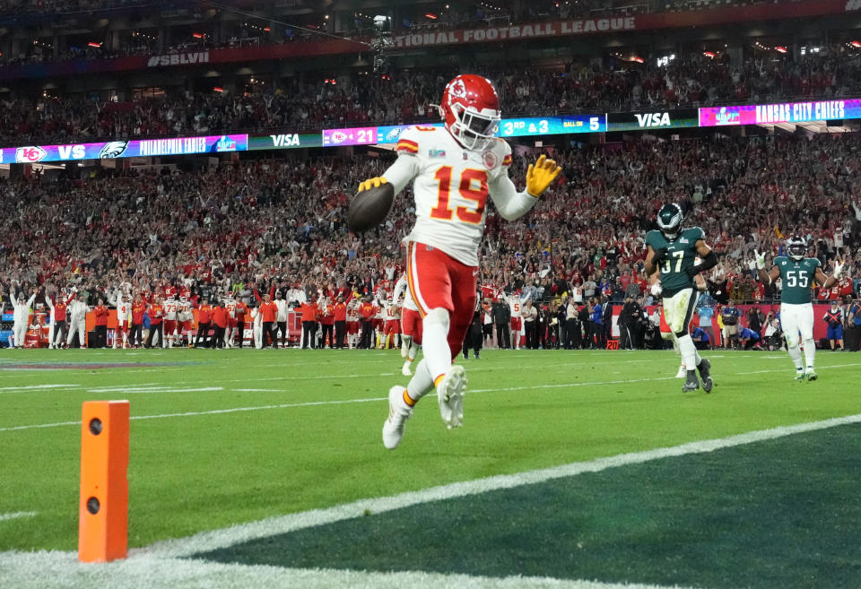 Feb 12, 2023; Glendale, AZ, USA; Kansas City Chiefs wide receiver Kadarius Toney (19) scores a touchdown against the Philadelphia Eagles during the fourth quarter in Super Bowl LVII at State Farm Stadium. Mandatory Credit: Michael Chow/The Republic via USA TODAY Sports