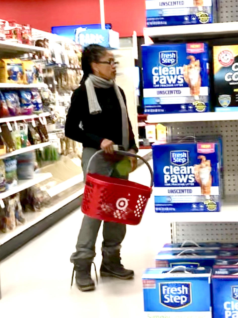 Doria Ragland quietly browsed the aisles. (Photo: via SWNS)