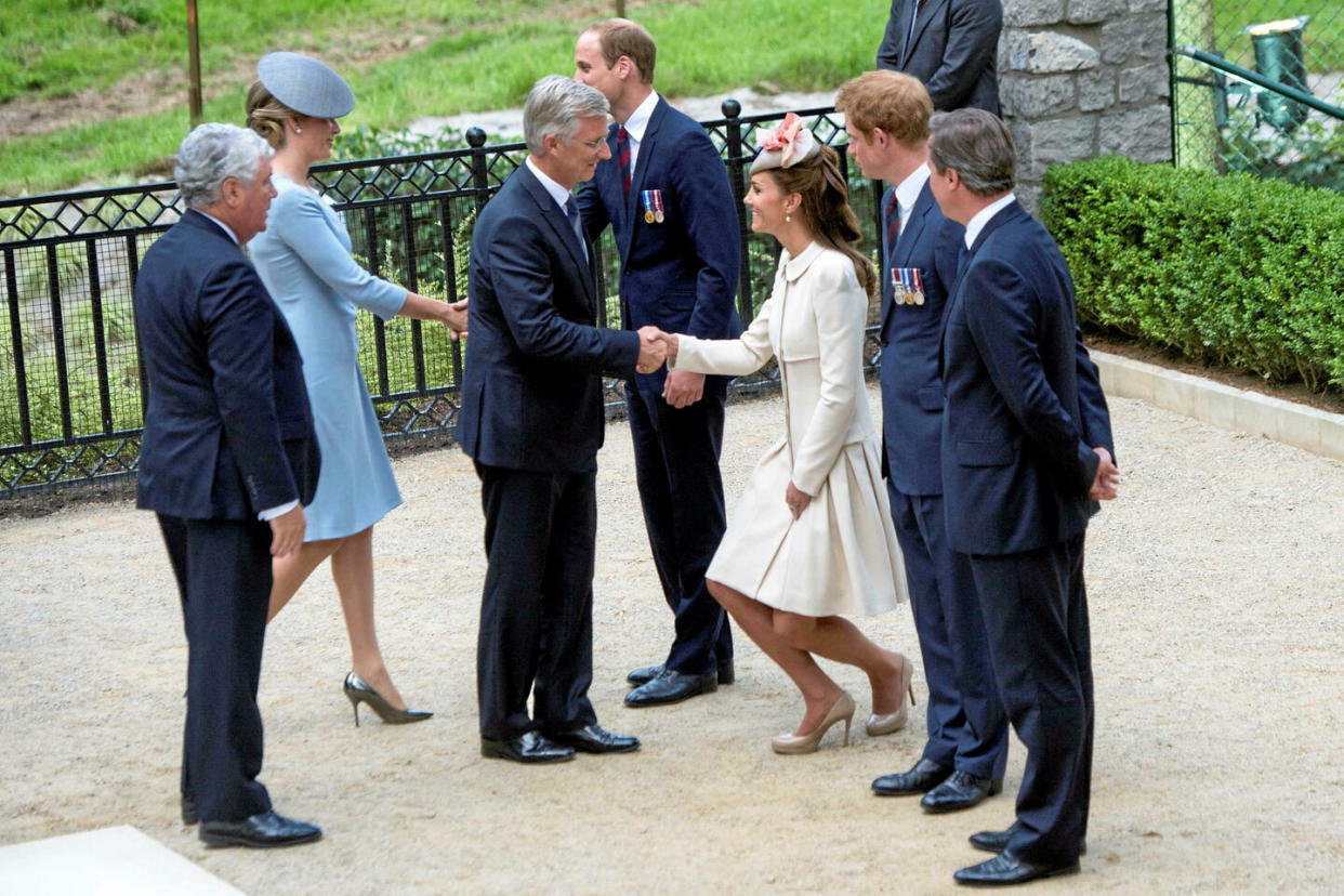 On salue toujours avec une révérence dans les cours les personnes dont le rang protocolaire ou l’ordre de préséance est supérieur au vôtre. Ici, Kate Middleton fait la révérence au roi Philippe et à la reine Mathilde de Belgique, en 2014.  - Credit:Avalon / Avalon/ABACA