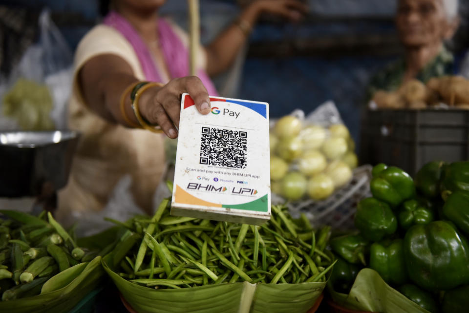 El código UPI (Universal Payments Interface) se ve en una tienda de verduras en Mumbai, India, el 1 de agosto de 2022. (Foto de Indranil Aditya/NurPhoto vía Getty Images)