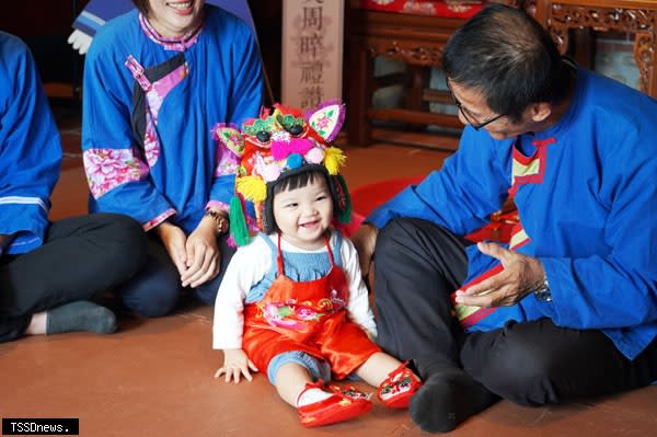 換上「虎服」象徵趨吉避凶。（圖：成美文化園提供）