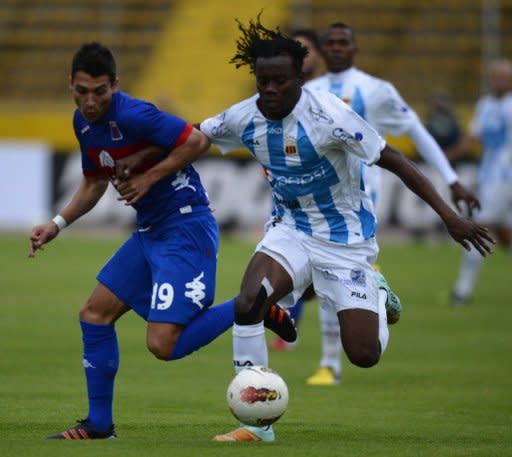 Deportivo Quito se puso adelante en la definición de su llave ante Tigre de Argentina, al que derrotó por 2-0 (parcial 0-0) este martes en el partido de ida de los octavos de final de la Copa Sudamericana 2012, disputado en el estadio Olímpico Atahualpa de la capital ecuatoriana. (AFP | rodrigo buendia)