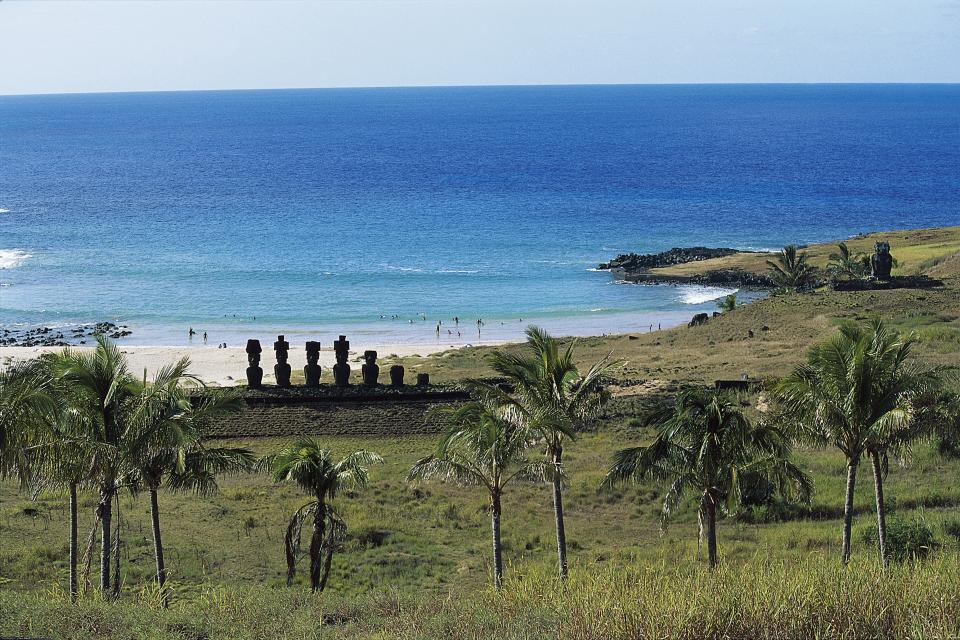 Las estatuas de la Isla de Pascua atraen a miles de turistas y curiosos cada año. (Foto: Getty).