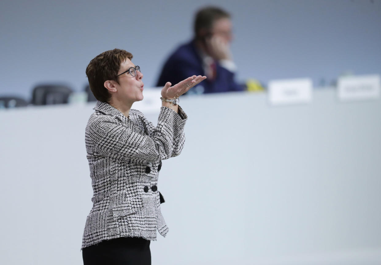 Annegret Kramp-Karrenbauer wirft nach der Wahl zur CDU-Chefin den Delegierten einen Kuss zu (Bild: dpa)