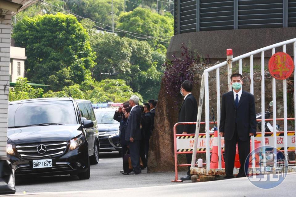 退休特勤人員在移靈車隊駛出翠山莊時，在門口列隊送行。