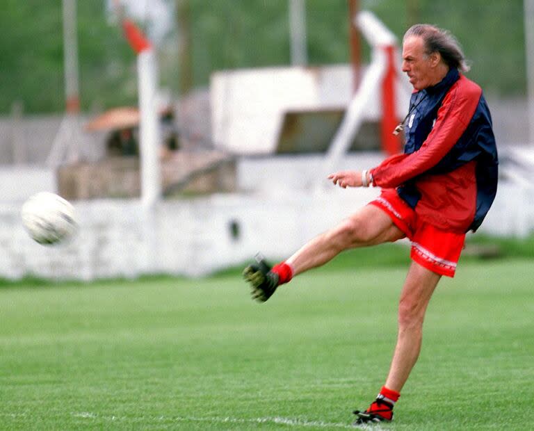 César Luis Menotti en un entrenamiento de Independiente 