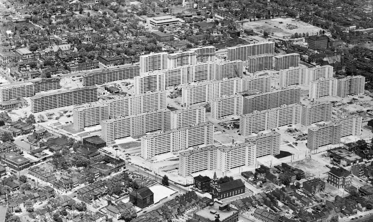 1956 aerial view of the massive Pruitt-Igoe housing project in St. Louis. Minoru Yamasaki, architect. (Bettman Archive via Getty Images)