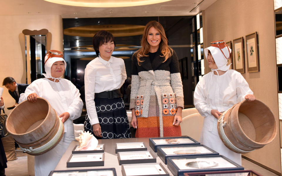 <p>First Lady Melania Trump (C-R), Japanese First Lady Akie Abe (C-L) and Ama divers visit the Mikimoto Pearl head shop in Ginza district of Tokyo on November 5, 2017. (Photo: Katsumi Kasahara/AFP/Getty Images) </p>