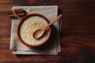 Nicht nur bei Kindern eine beliebte Nachspeise: Arroz con leche - spanischer Milchreis. Am besten wählt man hierfür Rundkornreis, der mit etwas Zucker, einer Zimtstange, einer Prise Salz sowie Orangen- und Zitronenschale in Milch aufgekocht wird. Nachdem der Milchreis bei niedrigerer Hitze gequollen hat, wird er traditionell mit reichlich gemahlenem Zimt serviert. (Bild: iStock/Miguel Garcia Garcia)