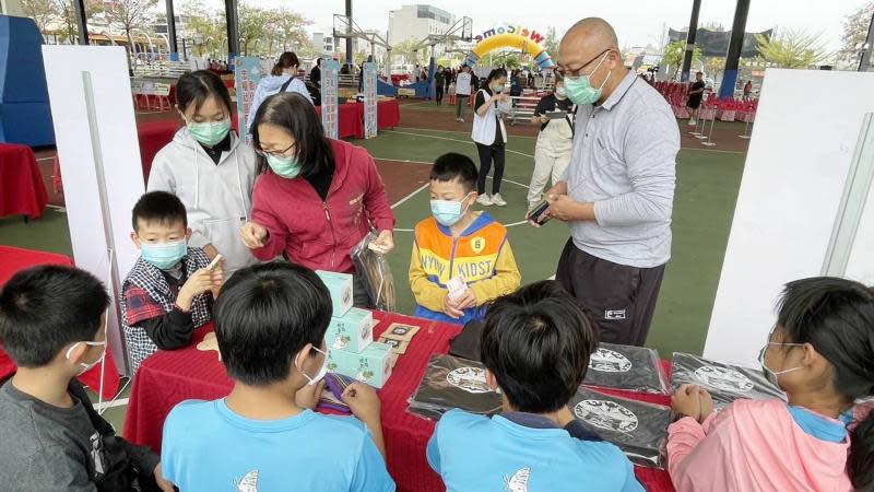 文德國小學童擺攤賺畢旅基金　兒童節慶祝活動更具意義