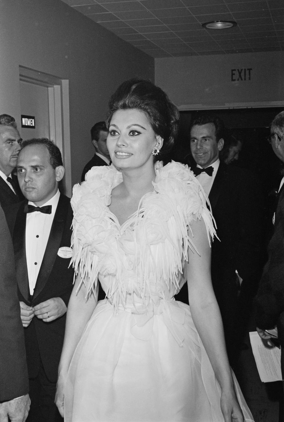 Beyond Old Hollywood Glamour: 27 Fabulous Red Carpet Outfits From the Early Academy Awards