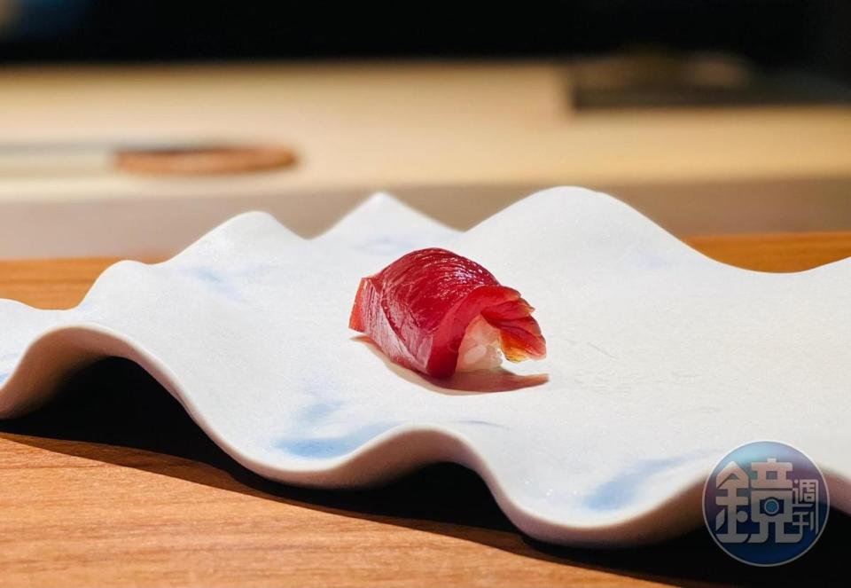 如浮世繪海浪的壽司盤由南投「千秋陶坊」製作。