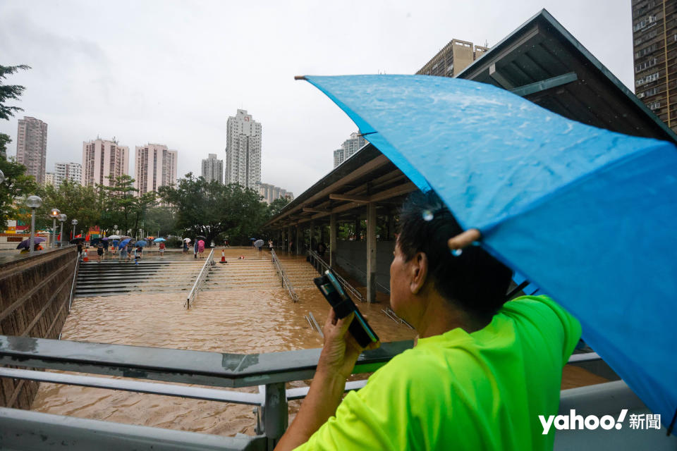 本港遭遇世紀豪雨，黃大仙成為水浸重災區，佈滿泥黃水。