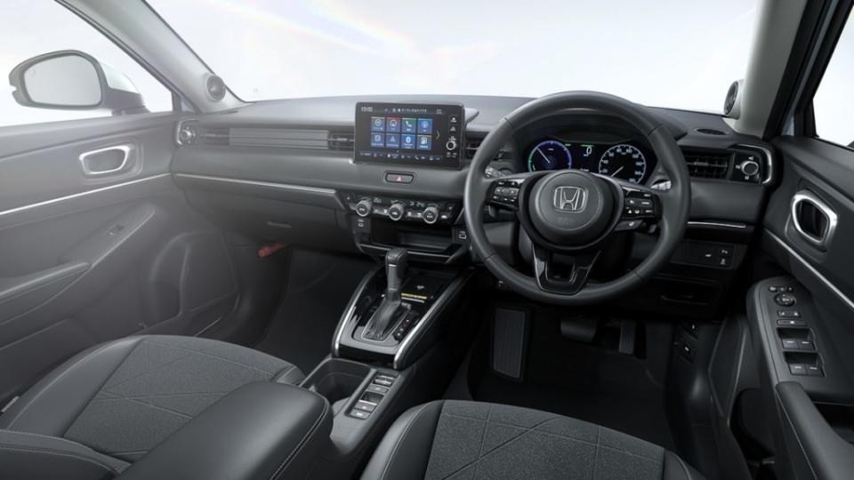 小改款日規HR-V調整了中控台自空調介面以下的空間佈局，並擁有數位儀表板。(圖片來源/ Honda)