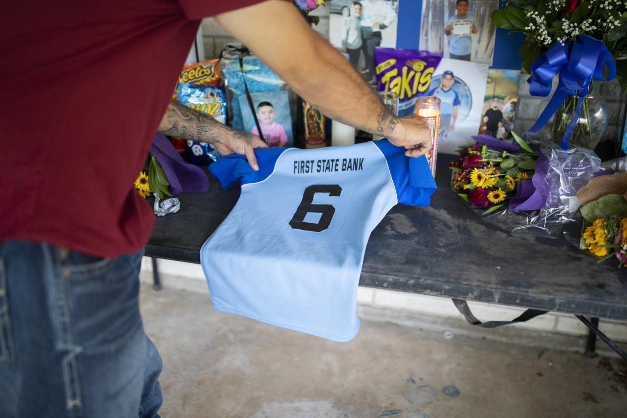 José Manuel Flores padre coloca algunos de los bocadillos y posesiones de su hijo en el pequeño altar que ha improvisado en su casa en Uvalde, Texas, el 28 de mayo de 2022. (Ivan Pierre Aguirre/The New York Times).