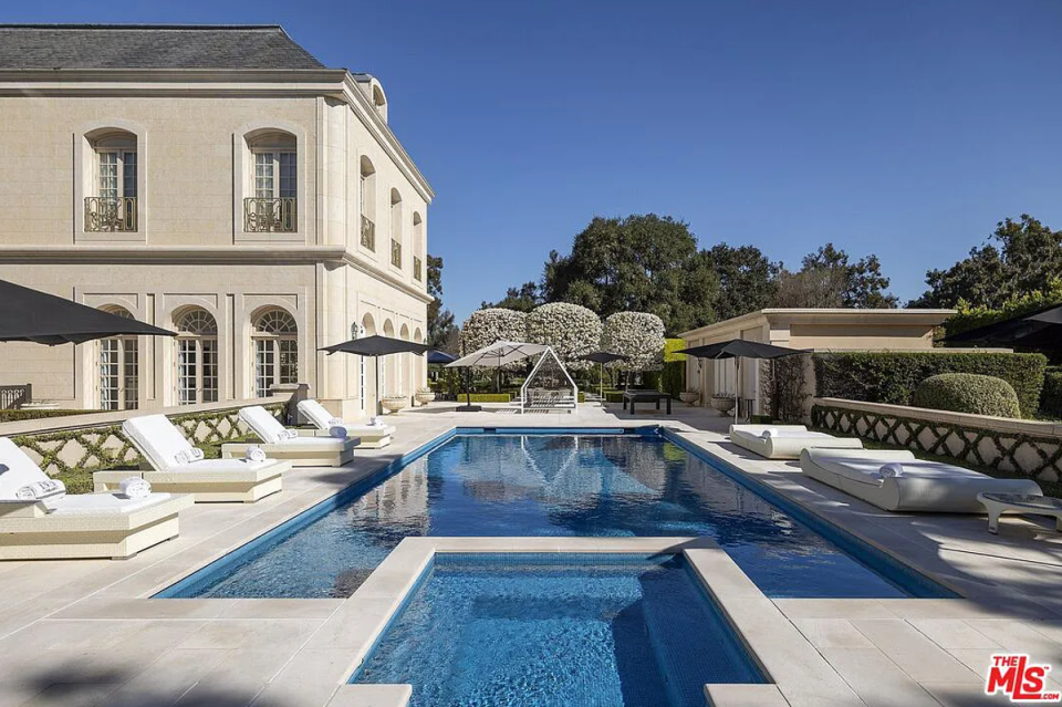 The swimming pool and sun loungers (Zillow)