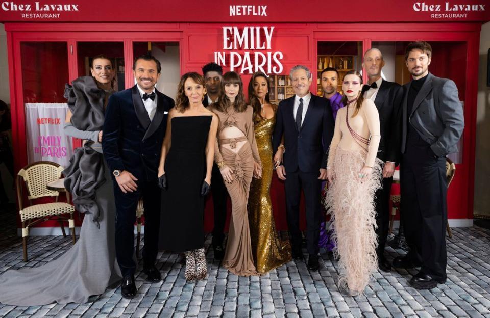 Les inconditionnels d’Emily Cooper l’attendaient avec impatience. Près d’un an après la mise en ligne de la saison 2, la série « Emily in Paris » s’apprête à revenir sur le petit écran avec une troisième salve d’épisodes, dès le 21 décembre prochain sur Netflix. Le compte à rebours est lancé. En attendant de découvrir les nouvelles aventures de l’Américaine la plus connue de Paris, le casting de Darren Star s’est réuni dans la capitale pour assister à l’avant-première mondiale, ce mardi 6 décembre. Lily Collins (la célèbre interprète d’Emily), Ashley Park (dans le rôle de Mindy), Camille Razat (Camille), Philippine Leroy-Beaulieu (Sylvie) mais aussi Lucien Laviscount (Alfie), Lucas Bravo (Gabriel), William Abadie (Antoine), Kevin Dias (Benoît) ou Bruno Gouery (Luc)… Tous étaient présents au Théâtre des Champs-Élysées, dans le 8ème arrondissement. L’occasion de se prêter au jeu des photographes avant d’assister à la projection très attendue.Lire aussi : La vraie Emily in Paris, c’est (presque) elle !Une saison 3 attendue Pour cette avant-première parisienne, plusieurs personnalités avaient également assuré le déplacement. L’actrice Kim Cattrall, connue pour son rôle de Samantha Jones dans « Sex and the City », était au rendez-vous. De même que le styliste Giambattista Valli, l’influenceuse Lena Situations ou encore la chanteuse Louane. Après avoir quitté une Emily Cooper en proie au doute quant à son futur dans la capitale et son avenir amoureux – son cœur balançant entre Alfie et Gabriel –, la saison 3 devrait lui réserver encore quelques incertitudes et choix difficiles à prendre si l’on en croit la première bande-annonce diffusée fin novembre. La réponse dans quelques jours.