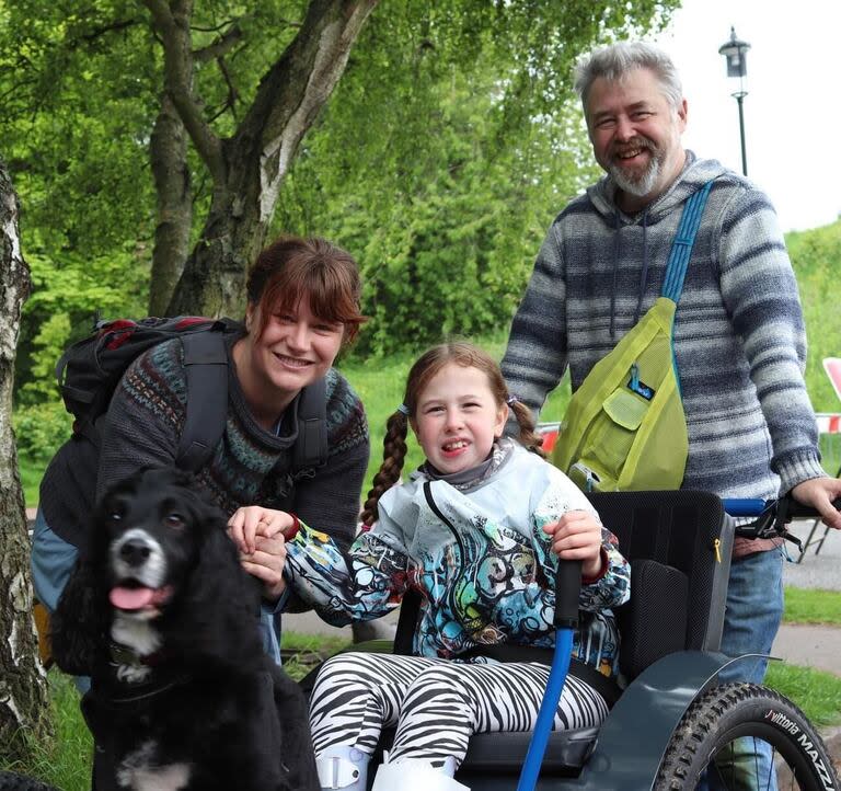 Oona Dooks con sus padre, Eleanor y Chris, y su mascota