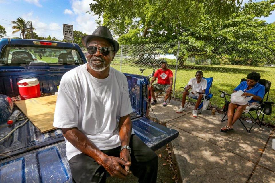 Calvin Williams, un cocinero de restaurante jubilado y habitante de toda la vida del históricamente afroamericano West Coconut Grove de Miami, se sienta en la parte trasera de su camión mientras conversa con sus amigos afuera de una tienda de conveniencia en Grand Avenue y Plaza Street, el miércoles 15 de junio de 2022.