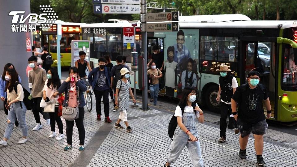 雙北地區進入三級警戒，外出需全程配戴口罩。（圖／達志影像路透社）