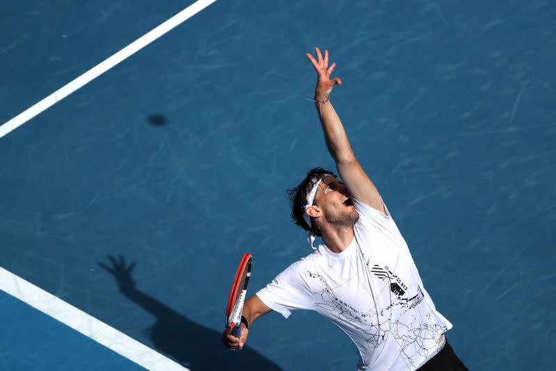 El tenista austriaco Dominic Thiem juega contra el kazajo Mikhail Kukushkin en la primera ronda del Abierto de Australia, en el Melbourne Park, en Melbourne, Australia