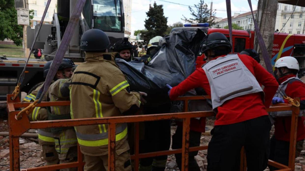 Emergency workers at the site of the Russian strike on the city of Dnipro. Photo: Ukraine’s State Emergency Service