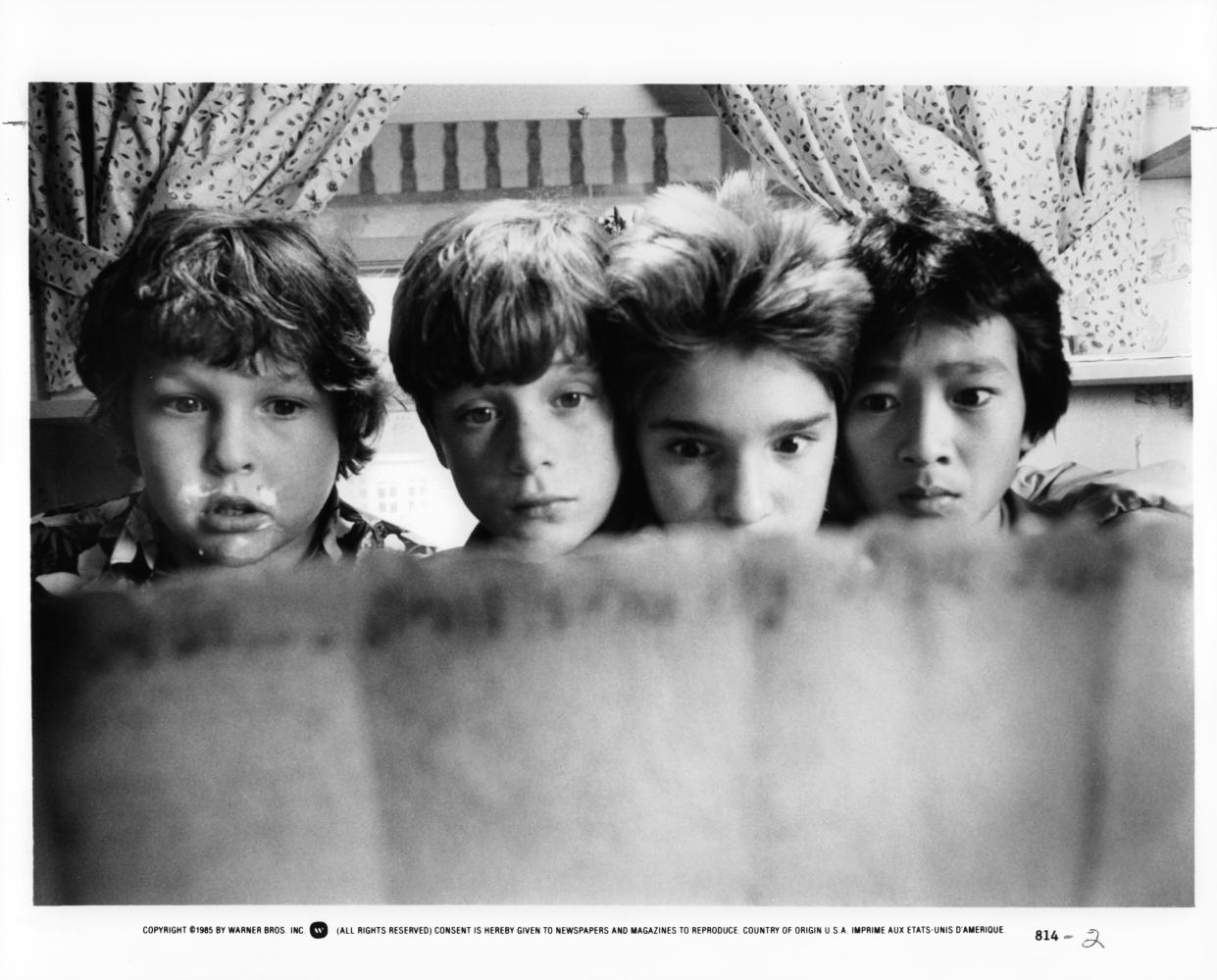 De izquierda a derecha, Jeff Cohen, Sean Astin, Corey Feldman y Ke Huy Quan en una escena de la película 'Los Goonies', 1985. (Foto de Warner Brothers/Getty Images)