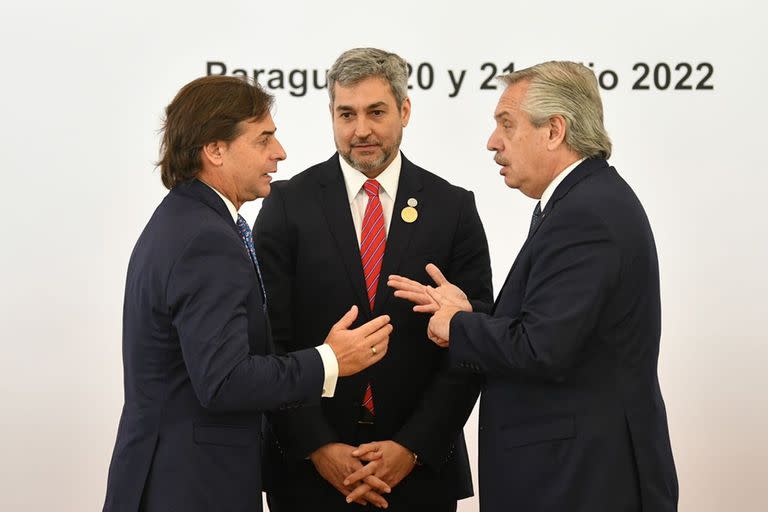 El presidente uruguayo Luis Lacalle Pou con Alberto Fernández y el mandatario paraguayo Mario Abdo Benítez