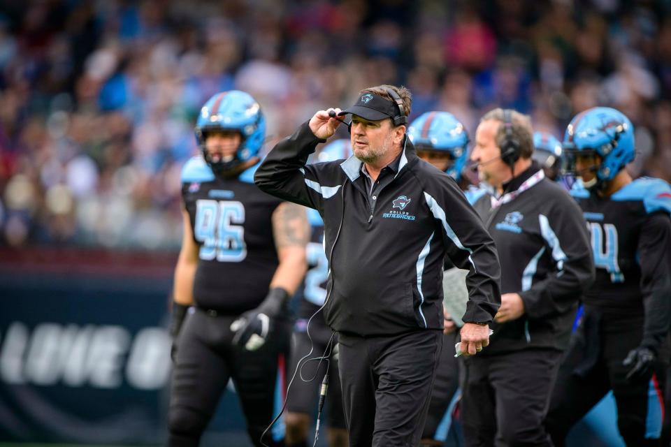 Bob Stoops coached the Dallas Renegades of the XFL in 2020. The former Oklahoma coach will again join the restructered spring league when it launches in 2023.