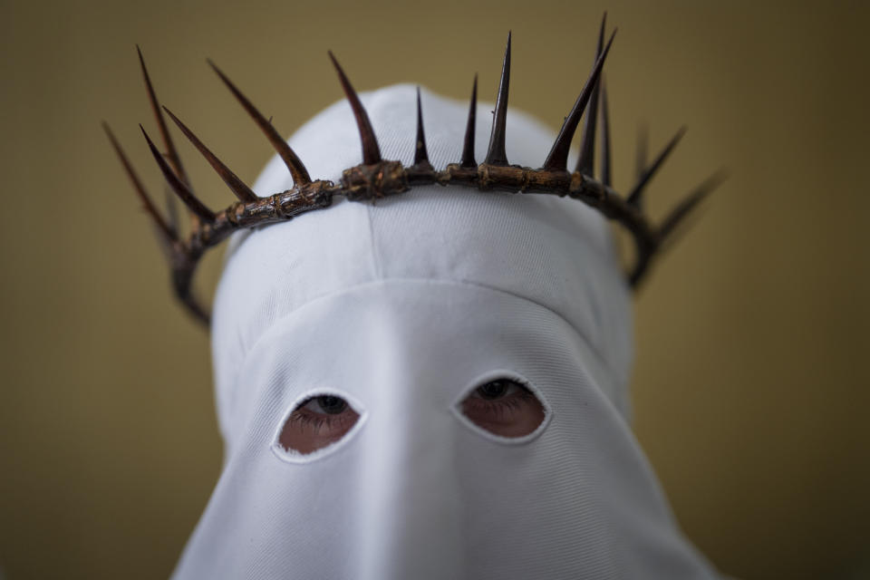 ARCHIVO - Un miembro de la hermandad "Penitencia de los Apóstoles y Discípulos de Jesús" antes de una procesión de Semana Santa en la localidad sureña de Alcalá la Real, España, el jueves 28 de marzo de 2024. (AP Foto/Bernat Armangue, Archivo)