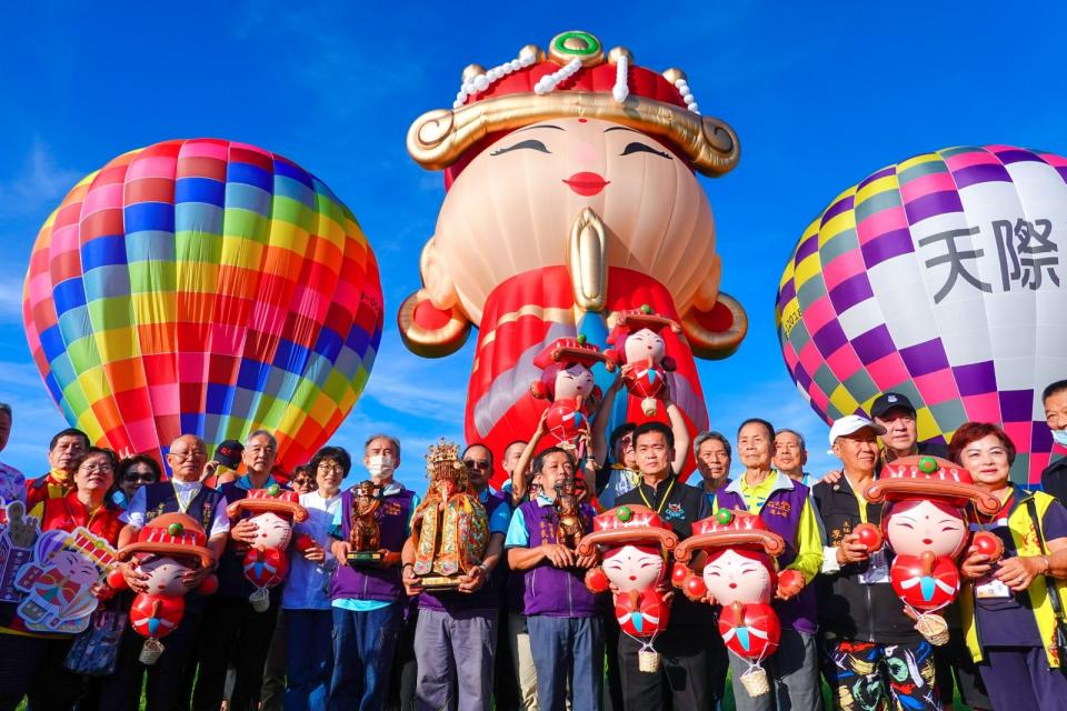 全球第一顆Q版媽祖造型熱氣球20日升空。台東縣政府提供