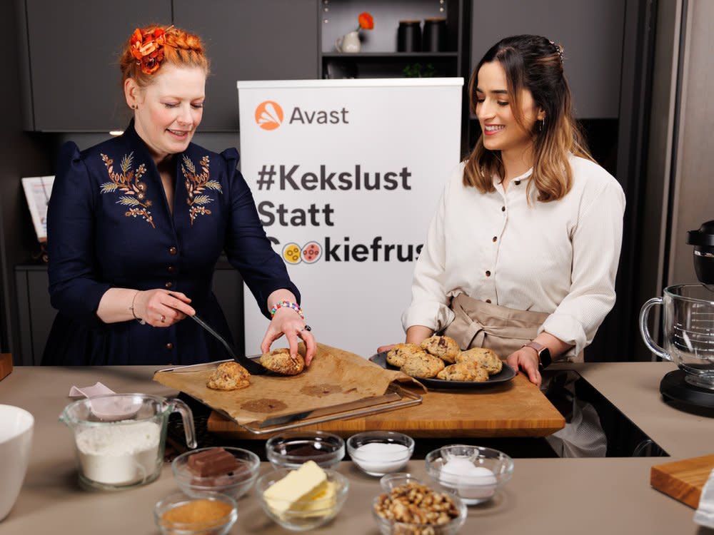 Enie van de Meiklokjes (li.) und Kiki Aweimer alias Kikis Kitchen beim gemeinsamen Backen. (Bild: Avast)