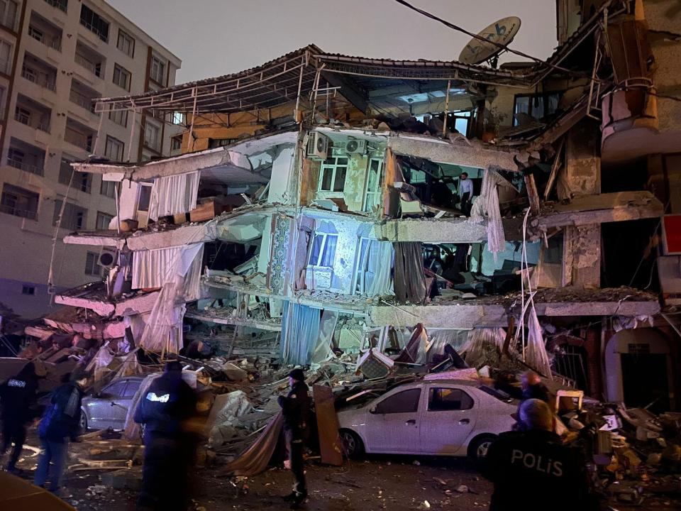 Ein Blick auf ein zerstörtes Haus nach dem Erdbeben der Stärke 7,4 in der türkischen Provinz Kahramanmaras am 6. Februar 2023. - Copyright: picture alliance / AA | Omer Yasin Ergin