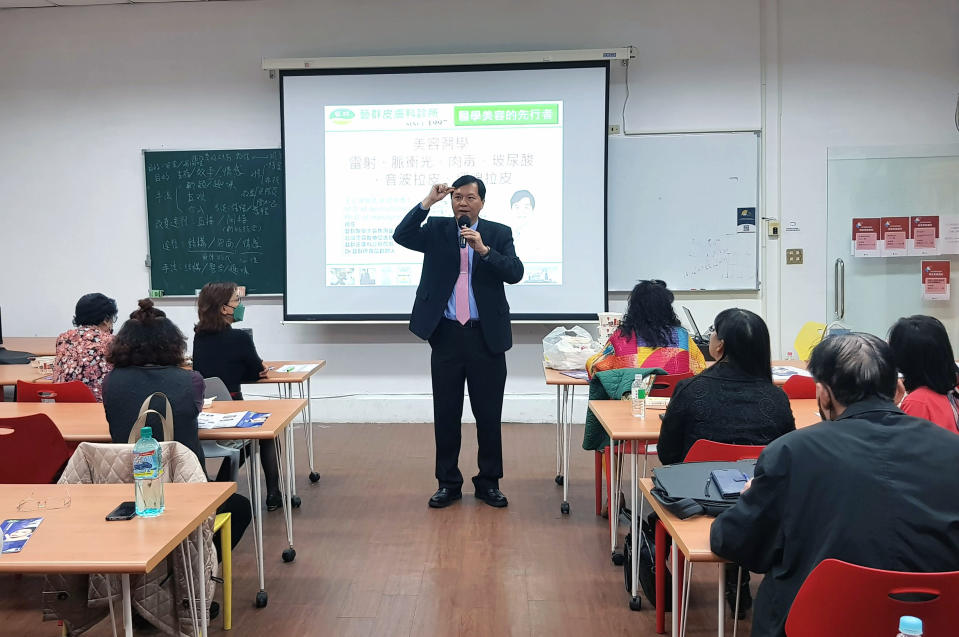 藝群醫美集團董事長王正坤到成大授課，深受學生的喜愛。（藝群醫美集團提供）