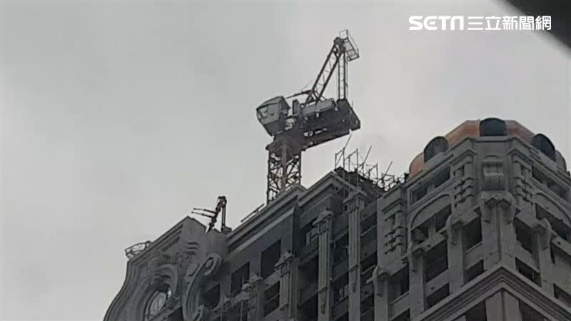 台中市文心南路一處建築工地，10日中午發生吊臂倒塌意外，砸中台中捷運貫穿車廂，台中市都發局勒令停工並開罰。（圖／翻攝畫面）