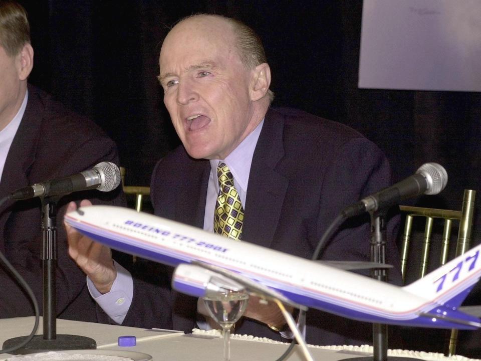 Jack Welch discusses the new Boeing 777-200X jetliner that used GE engines at a news conference in New York in February 2000.