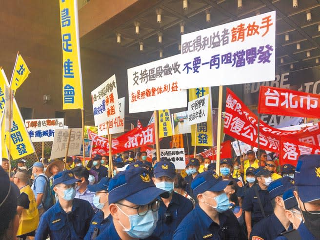 社子島開發案爭議不斷，島自救會19日下午在北市府門口，與支持方正面交鋒，警方調派百名警力維護秩序。（賴彥竹攝）