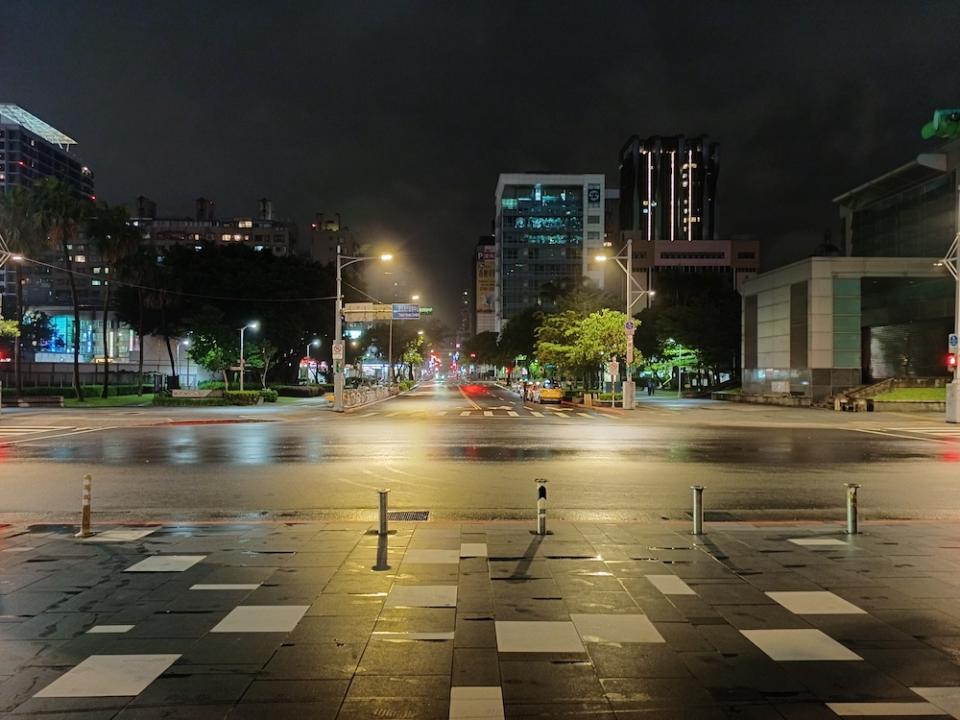 ▲在一般拍照模式下，手持夜拍街景，保留夜景氛圍，同時擁有不錯的細節表現。