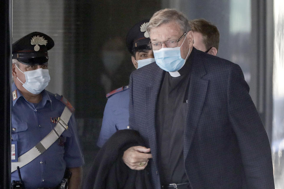 El cardenal australiano George Pell, antiguo responsable de las finanzas del Vaticano, llega al aeropuerto internacional de Roma, Italia, el 30 de septiembre de 2020. (AP Foto/Andrew Medichini)