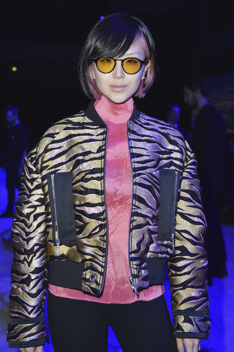 <p>Und farbenfroh mag es auch Yuki. Das Model zeigte sich in Paris kürzlich in einer stylishen Kombi aus Tigerprint-Bomberjacke zu lotuspinkem Pullover und altrosafarbener unterer Haarpartie. (Bild: Getty Images)</p>