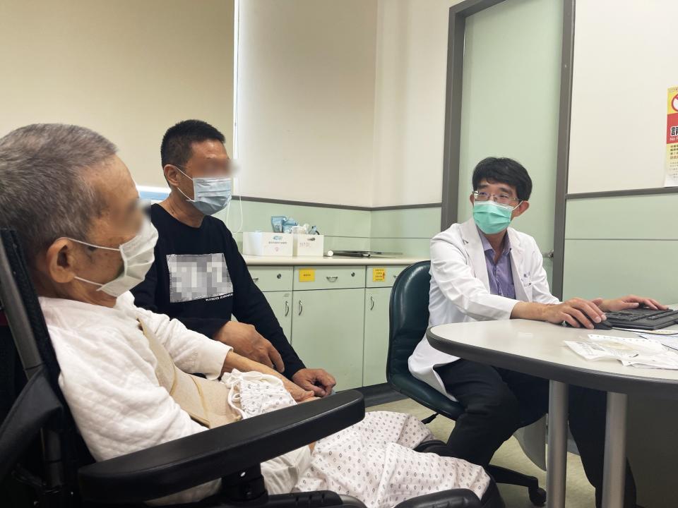 ▲朱峻廷醫師與90歲回診病人互動。（記者劉芳妃翻攝）